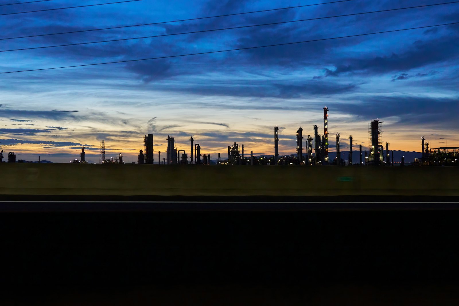 Planta industrial ao entardecer
